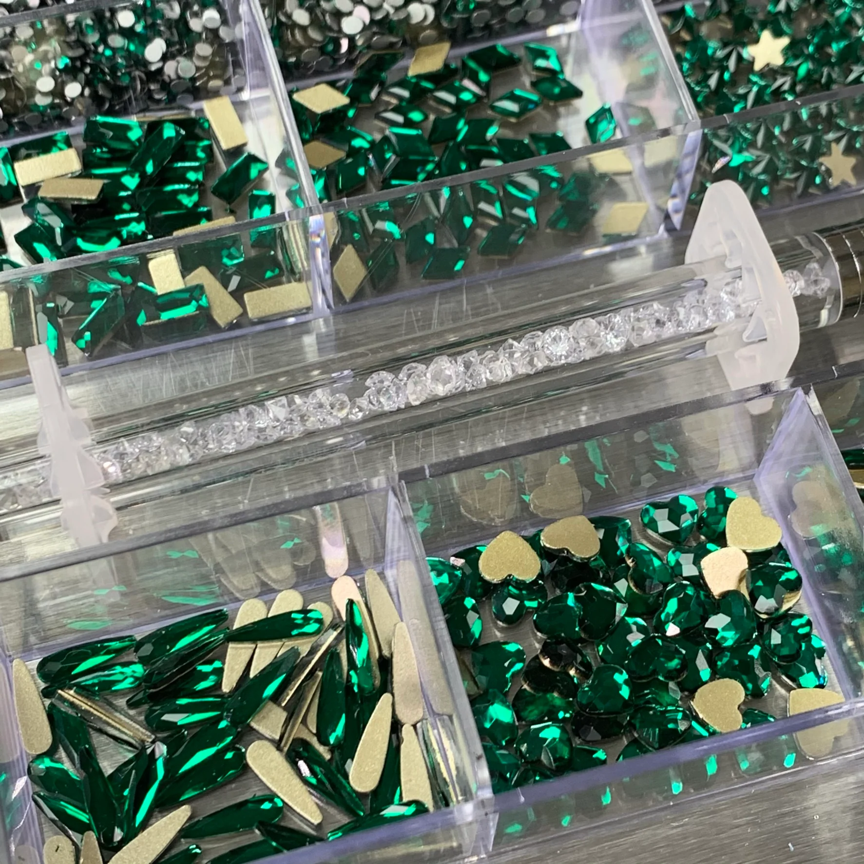 [Emerald Green] Rhinestones set - 20 cells box - 14 big shapes and 6 round shapes - Image 10
