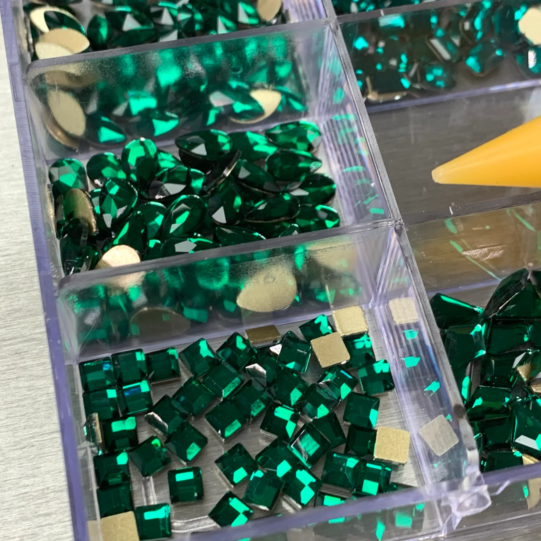 [Emerald Green] Rhinestones set - 20 cells box - 14 big shapes and 6 round shapes - Image 5