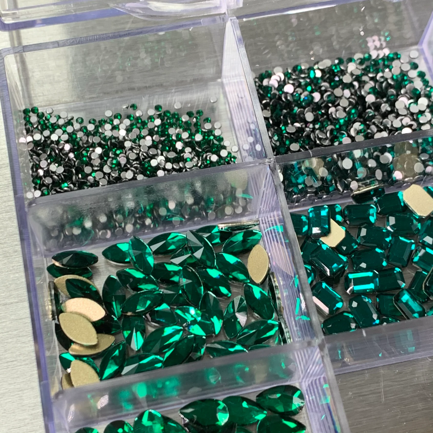 [Emerald Green] Rhinestones set - 20 cells box - 14 big shapes and 6 round shapes - Image 6