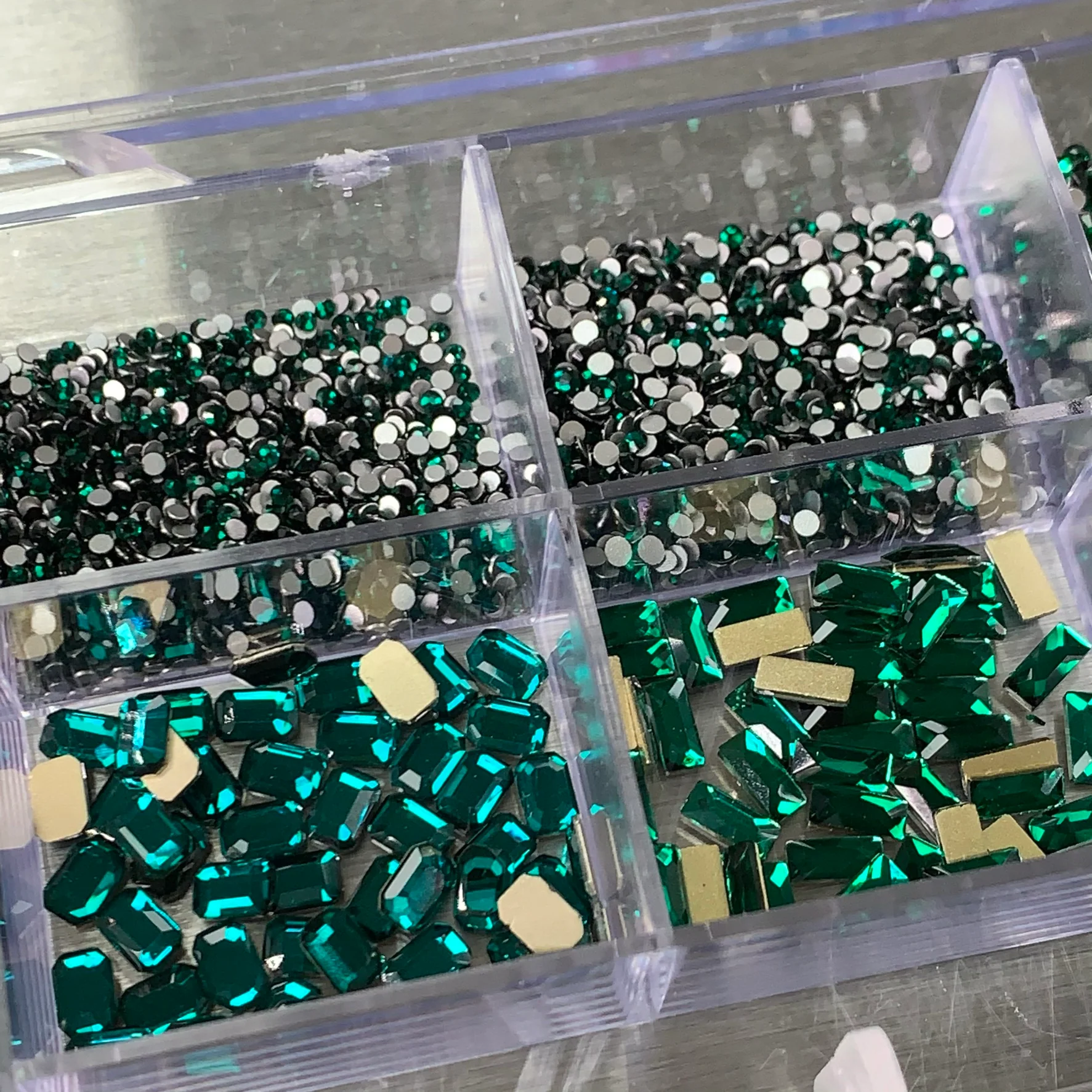 [Emerald Green] Rhinestones set - 20 cells box - 14 big shapes and 6 round shapes - Image 7