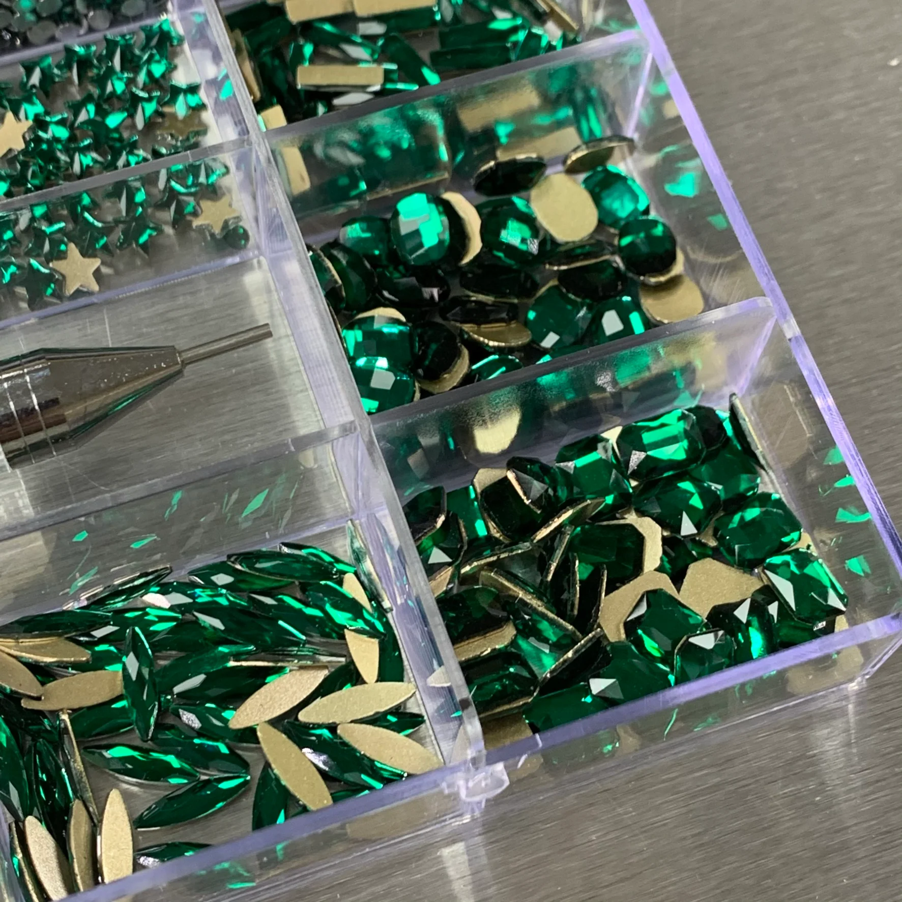 [Emerald Green] Rhinestones set - 20 cells box - 14 big shapes and 6 round shapes - Image 9