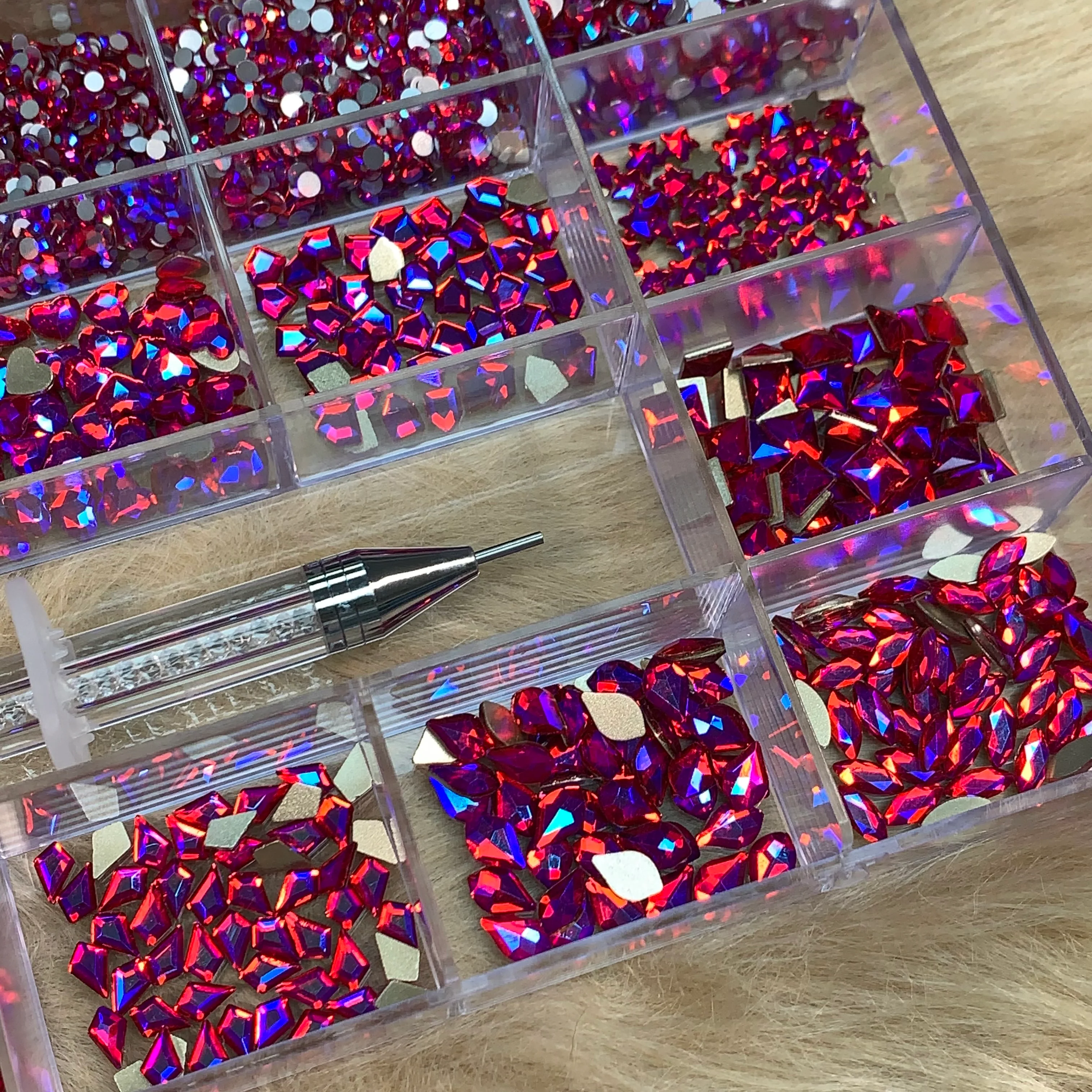 [iridescent magenta] Rhinestones set - 20 cells box - 14 big shapes and 6 round shapes - Image 2